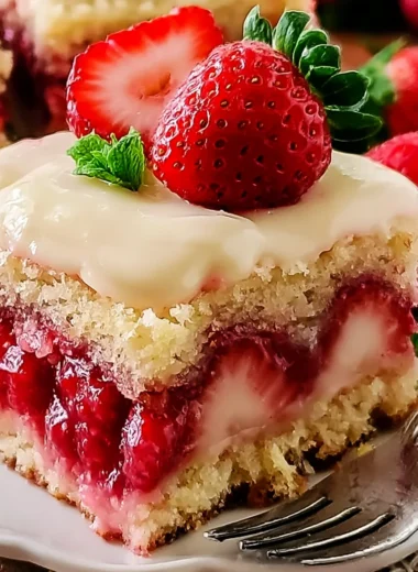 Deliciously Easy Strawberry Shortcake Bars Recipe